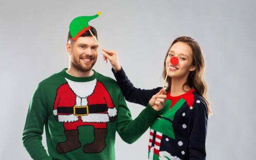 Par i hver deres grimme julesweater